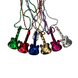 Collar de perlas metalizado con guitarra de lentejuelas